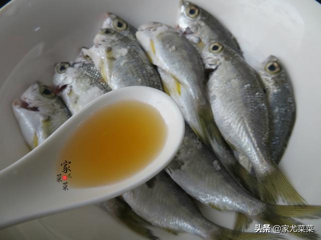 不管煎什么鱼，直接下油锅是不对的！煎鱼不破皮不粘锅，有诀窍