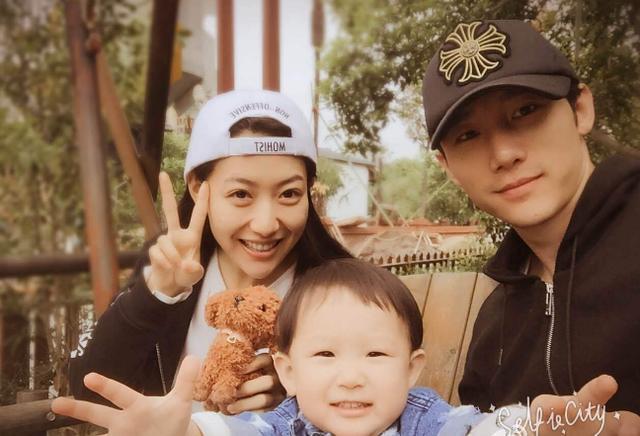 王丽坤美不过她，24岁被成龙捧红后，如今女儿已