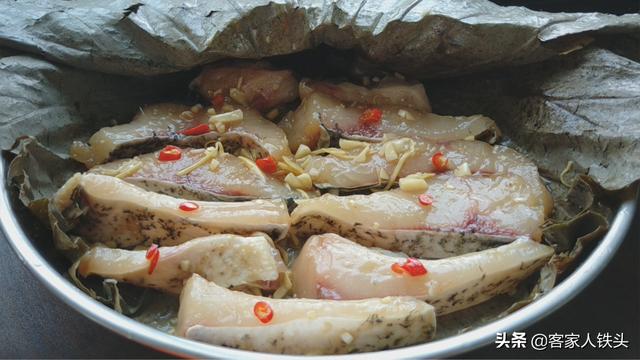 天热吃鱼别煎炸，加1片荷叶教你新鲜吃法，嫩滑味美没腥味，真香