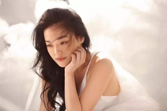 袁嘉敏每次与王晶合作后，都会心情压抑要去国外散心，这是为什么