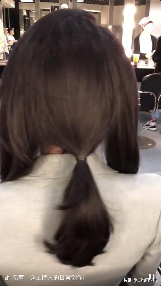 主持人短裤播新闻，大腿直接暴露，我被新闻联