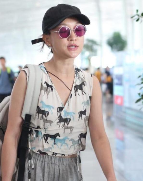 周迅出现在机场，穿裹身款上衣配7分阔腿裤，越巨星越不用装