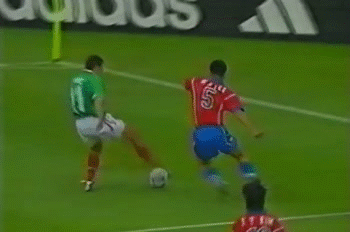 曾在1998世界杯上打进4球，十几年后他扶腰的这个动作，戳中泪点