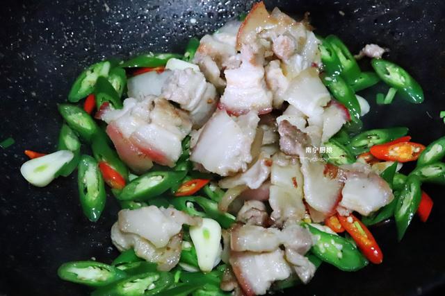 辣椒炒肉时，先炒肉还是辣椒？教你正确做法，肉质酥香不腻特下饭