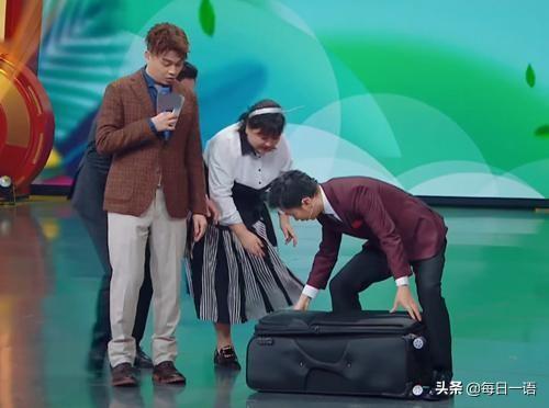166cm佟丽娅躲进行李箱，当箱子拉上那一刻，网友