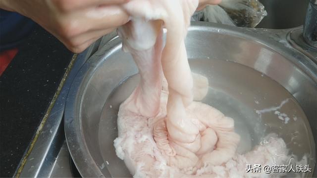 客家人炒猪大肠从不直接下锅炒，想要开胃好吃，这一步一定不能省