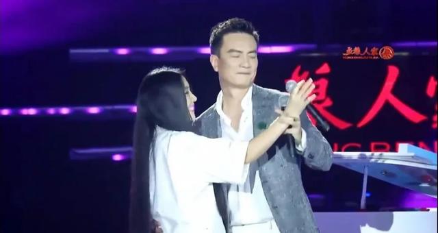 给那英、刘德华写歌，陪何炅走红毯，为什么她不红还招人爱？