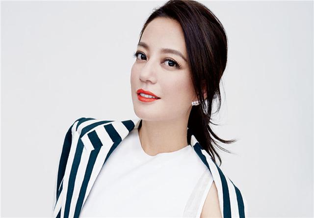 当时大红的她瞧不起赵薇，如今49岁孤独一人，而且还沦为龙套