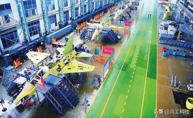 中国先进飞机制造厂纷纷采用先进脉动生产线，新一代战机产能显著提升