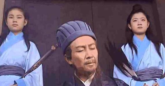 怪不得司马懿会撤兵，其实城楼上的2书童，是整