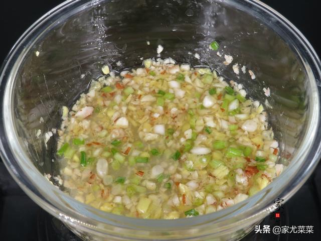 广东白切鸡：教你最正宗的白切鸡做法，只需几个技巧，皮脆肉滑