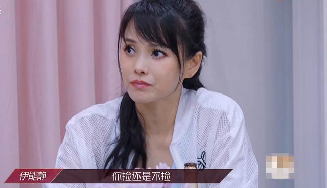 金莎舞台两次掉扇子，不能怪服装道具，金莎舞蹈动作问题最大