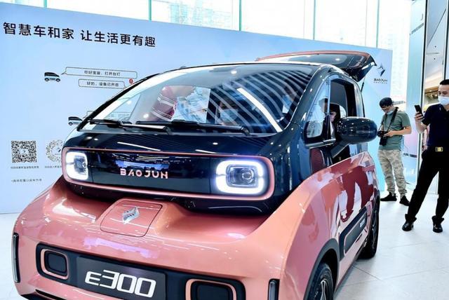 新宝骏E300，科幻外观，未来的座舱，配2-4个独立