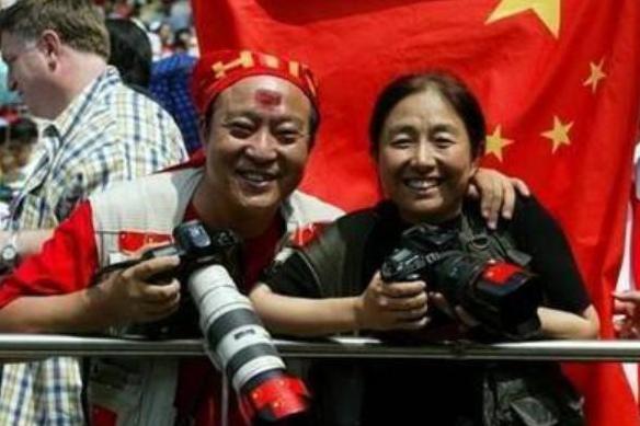 2000年，牛群为贫困学校募捐，却遭质疑被逼“裸