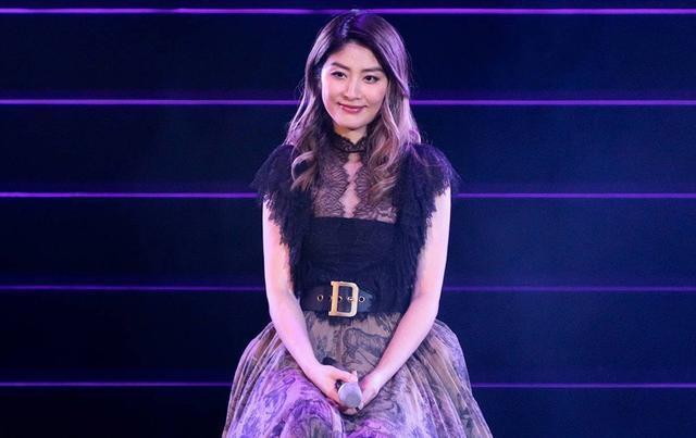 46岁陈慧琳近照曝光，与助理一同现身超市，打扮