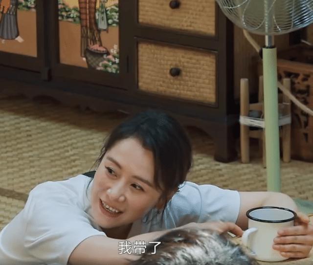 张子枫“妈妈”去蘑菇屋做客，随身带的物品，