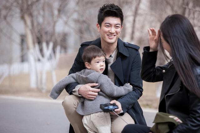 女儿|杜江霍思燕女儿正面照曝光！嗯哼花式哄妹妹开心 哥哥力MAX