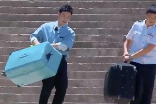 43岁黄晓明溶妆后打回原形，双目无神轮廓消失，网友：果然没整容