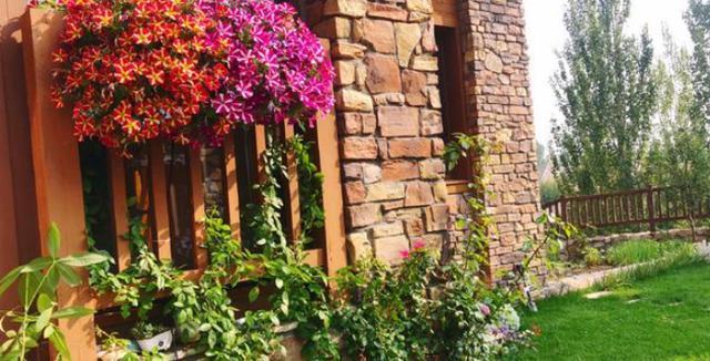 32岁苗苗坐拥别墅，红砖实木外观设计，犹如世外