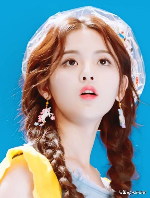 杨超越和鞠婧祎，一个初恋脸，一个高冷脸，你喜欢哪一个