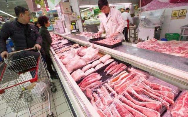 猪肉"十连降"，消费者仍不买单，商贩：降到什么价位才可以买