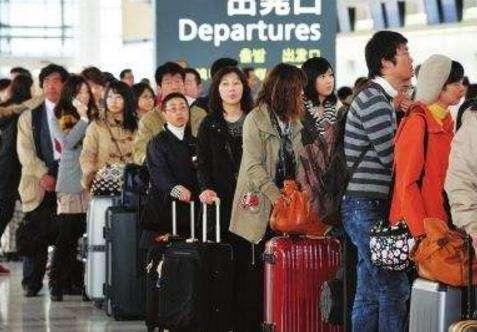 外籍华人回国被拒绝，高呼：你知道我身价多少吗？凭啥不让回