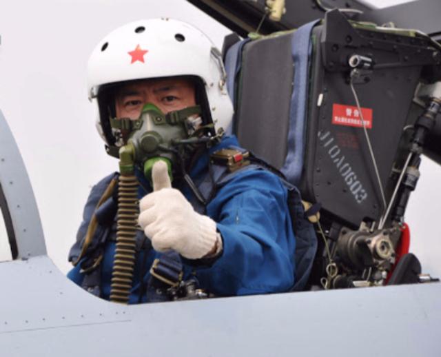 敬佩！为挽国家损失，他放弃逃生，战机滑翔迫