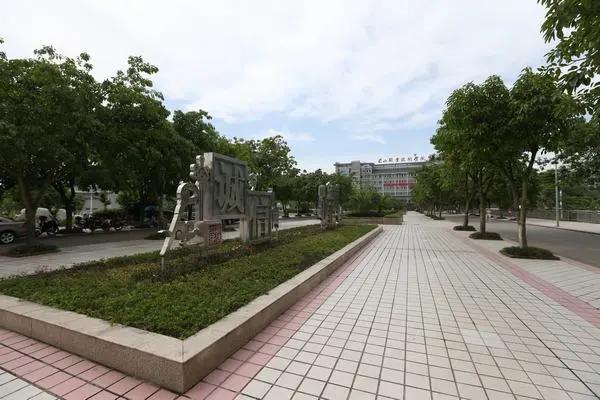眉山市唯一一所省级示范高职院校，被誉为“见桥大学”