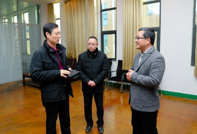 济南新材料产业园区管委会主任陈西武走访慰问园区企业专家人才