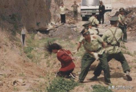 1983年严打老照片，极力反抗被制伏的罪犯