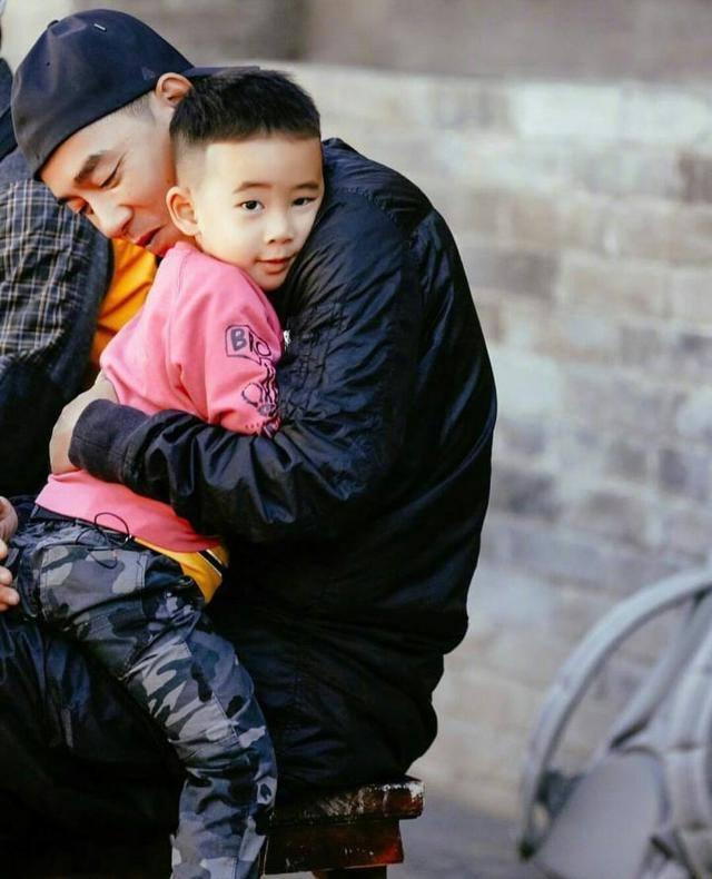 应采儿晒陈小春抱娃照，Hoho乖巧趴胸口一同赏景，画面超温馨