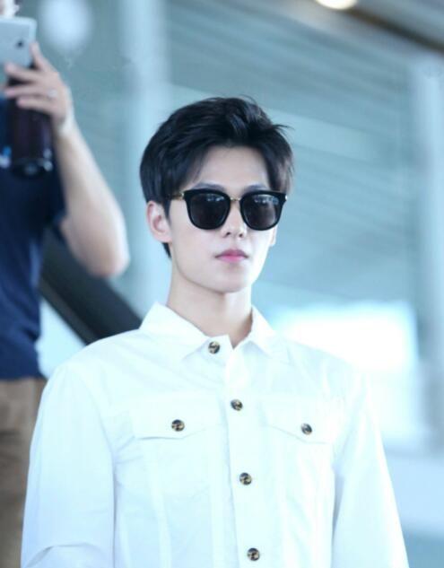 杨洋现身机场粉丝一路跟拍，白衬衫搭墨镜酷帅
