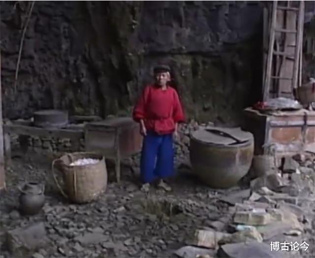 深山中的\"白毛女\"：隐居30年，惨遭魔爪