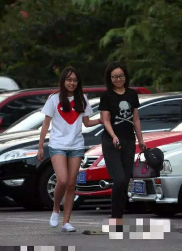 娱乐圈果然都是“照骗”，闫妮母女真实生活照又是什么样子呢？