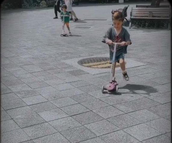 修杰楷晒周末独自带娃成果，两女儿累到昏睡，波妞小秘密被曝光