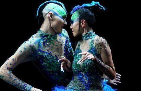 杨丽萍和男徒弟跳舞投入太深，当镜头被拉近后