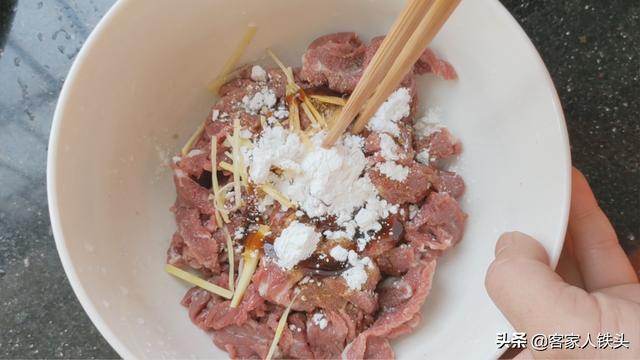 牛肉想要嫩滑好吃，别下锅炒，教你一个更简单的做法，营养又好吃