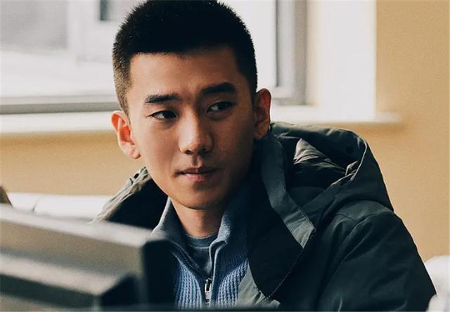 三叉戟抓到汤阿祥之后，一起坐在树下晃脚，这