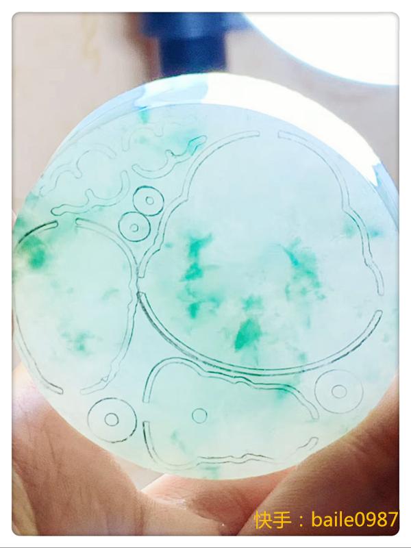 翡翠手镯到底佩戴在左手好还是右手好如果戴不好还不如不戴