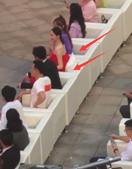 都说苗苗挺大孕肚太辛苦，坐下时，看到郑恺暖心举动，嫉妒了