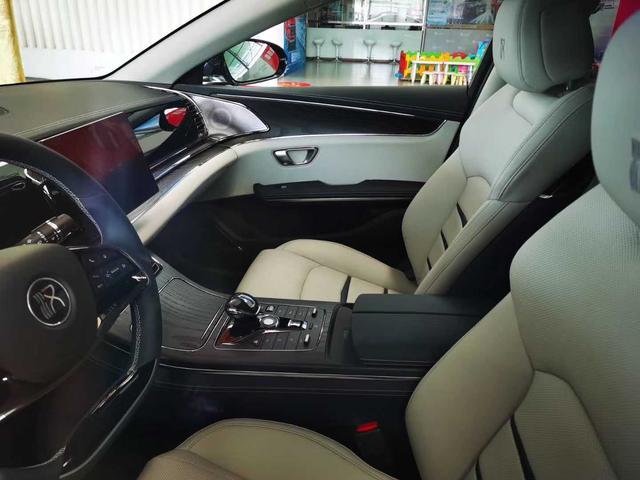 比亚迪汉到店实拍，霸气侧漏 特斯拉MODEL3真的慌