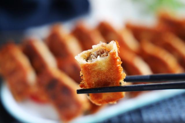 茄子别再红烧，试试新吃法，外焦里嫩超级解馋，2大锅瞬间吃光光