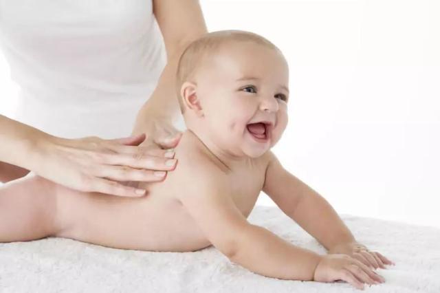 宝宝抚摸指南，这几个动作最让宝宝舒服，每个妈妈都需要