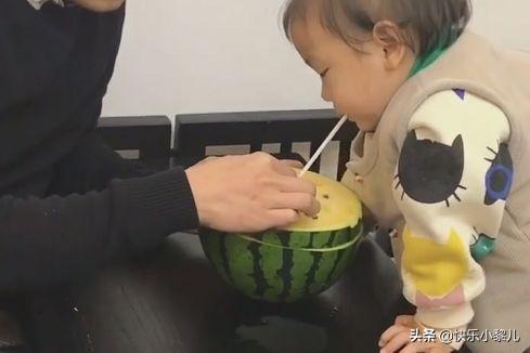 伪装|爸爸用西瓜伪装套路女儿吃药 我信你个鬼你个糟老头子坏得很