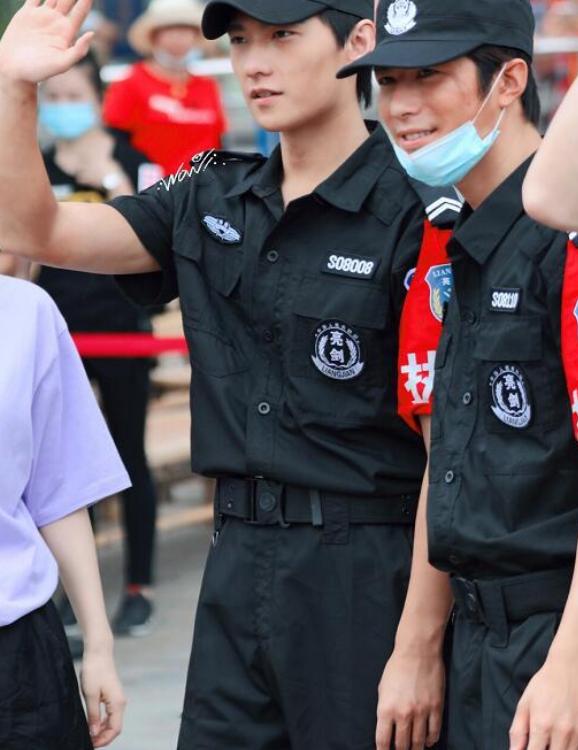 造型|杨洋保安造型 长的帅了果然穿什么都好看