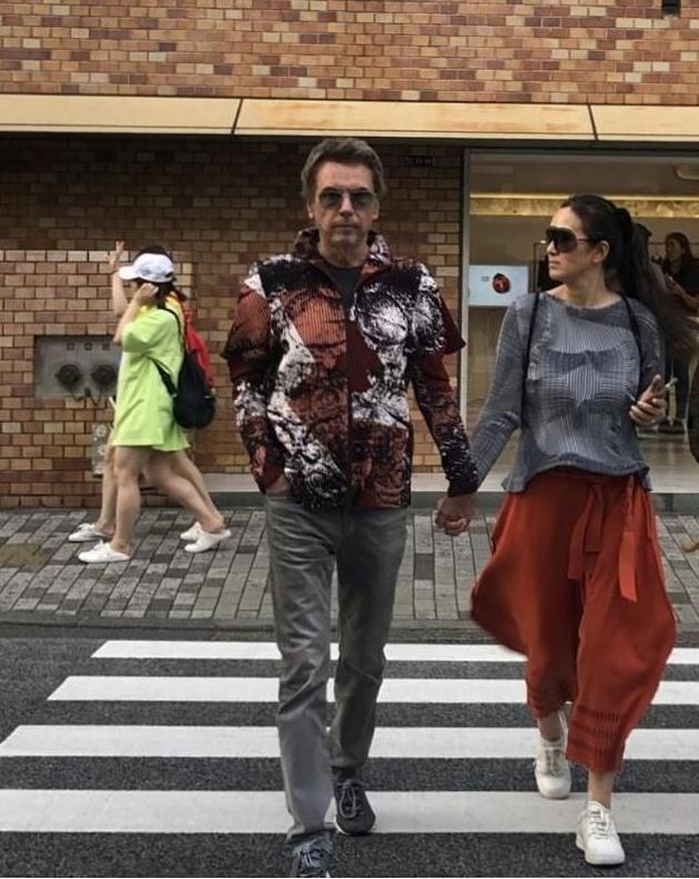 55岁巩俐也难逃中年发福，牛仔短裤勒出“赘肉”