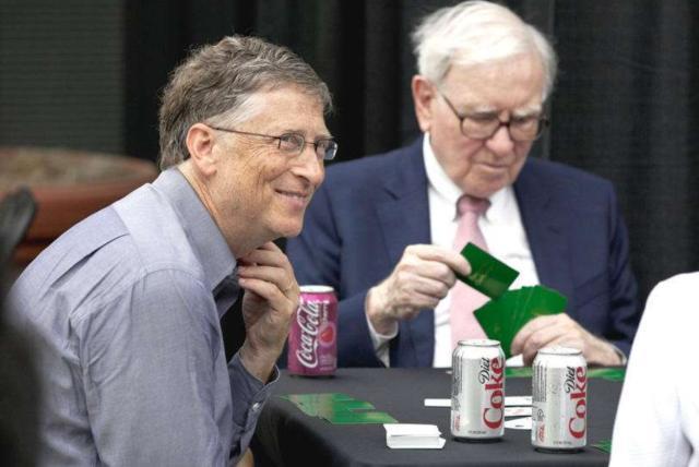 他出生中医世家，掌握大量医学专利，如今甘愿