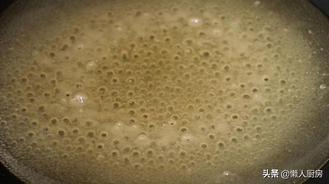 童年最爱吃的蜂窝糖这样做，吃起来脆脆的，酥酥的，不发硬