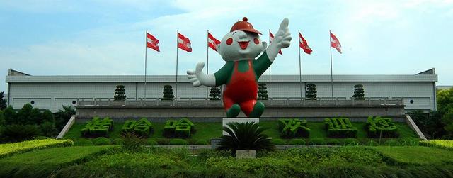 父亲是“中国现金首富”，银行存款上百亿，女