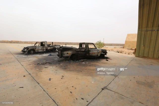 利比亚一军事强人被打惨，重要基地被对手占领，部队狼狈撤离首都